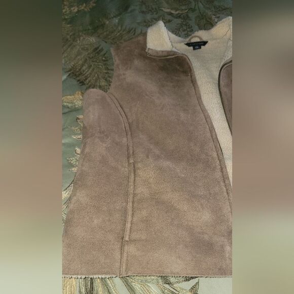 Lands End faux suede & sherpa vest (12/14) - Picture 3 of 10